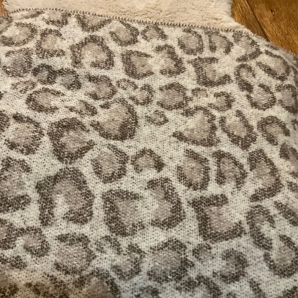 New Directions Scarf Leopard Blanket Boucle Soft Warm‎ Cozy 21x72